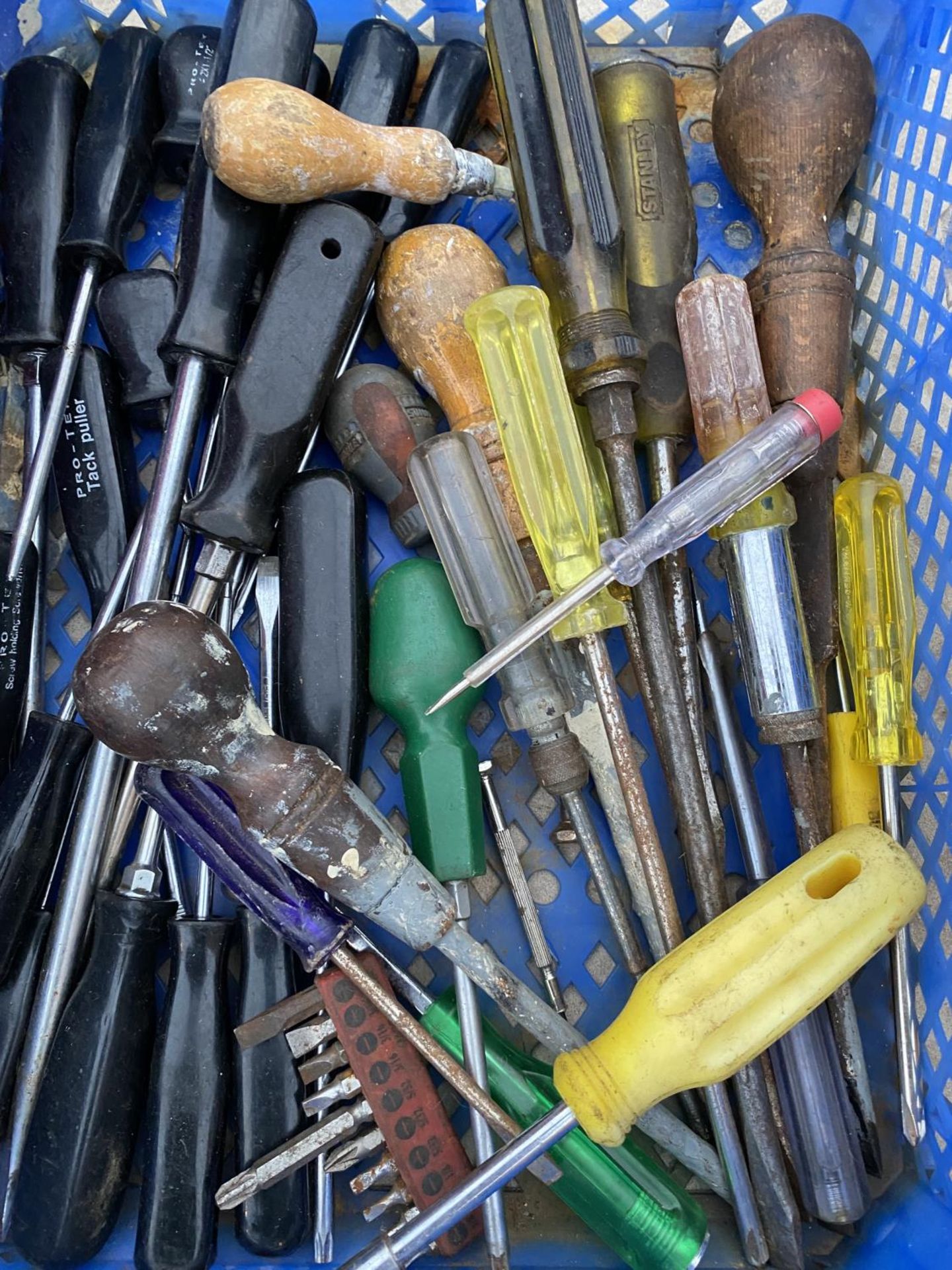 A LARGE ASSORTMENT OF VINTAGE HAND TOOLS TO INCLUDE SPANNERS, SCREW DRIVERS AND HAMMERS ETC - Image 8 of 9