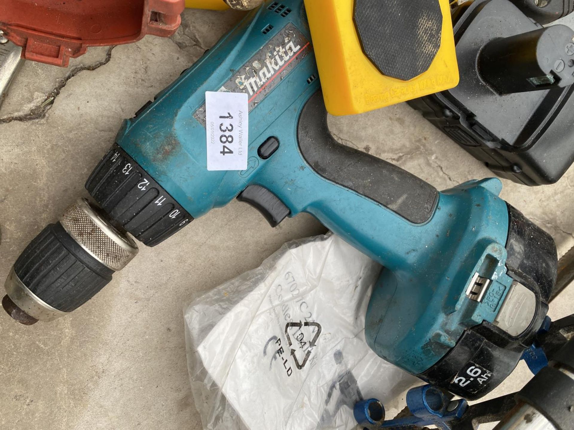 AN ASSORTMENT OF TOOLS TO INCLUDE A MAKITA DRILL, MOLE GRIPS AND A SPIRIT LEVEL ETC - Image 2 of 5