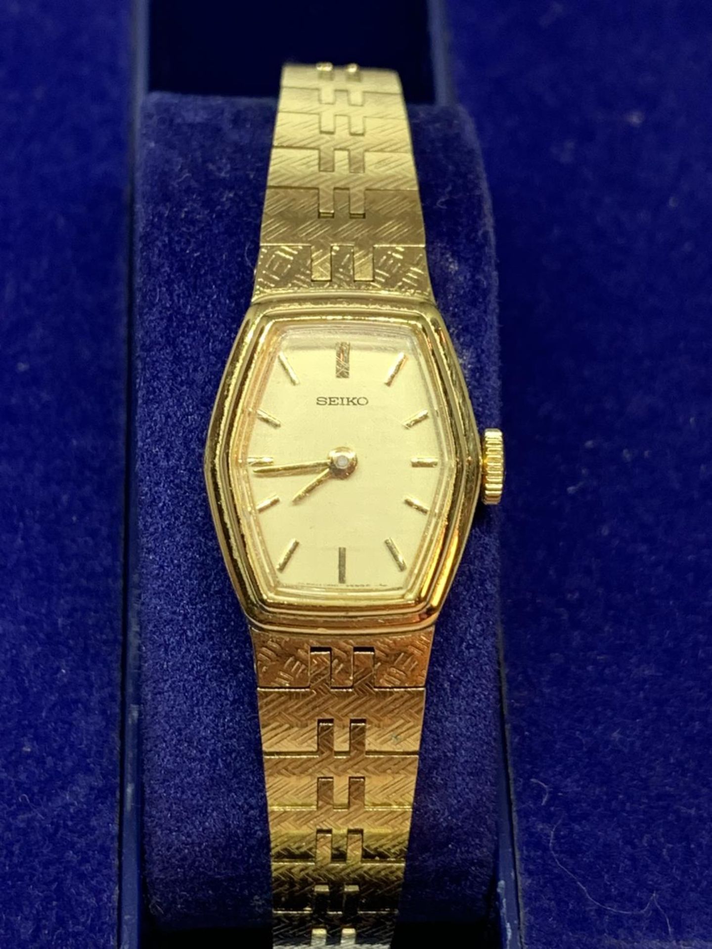 A LADIES SEIKO WRISTWATCH WITH A PRESENTATION BOX, SEEN WORKING BUT NO WARRANTY - Image 2 of 3