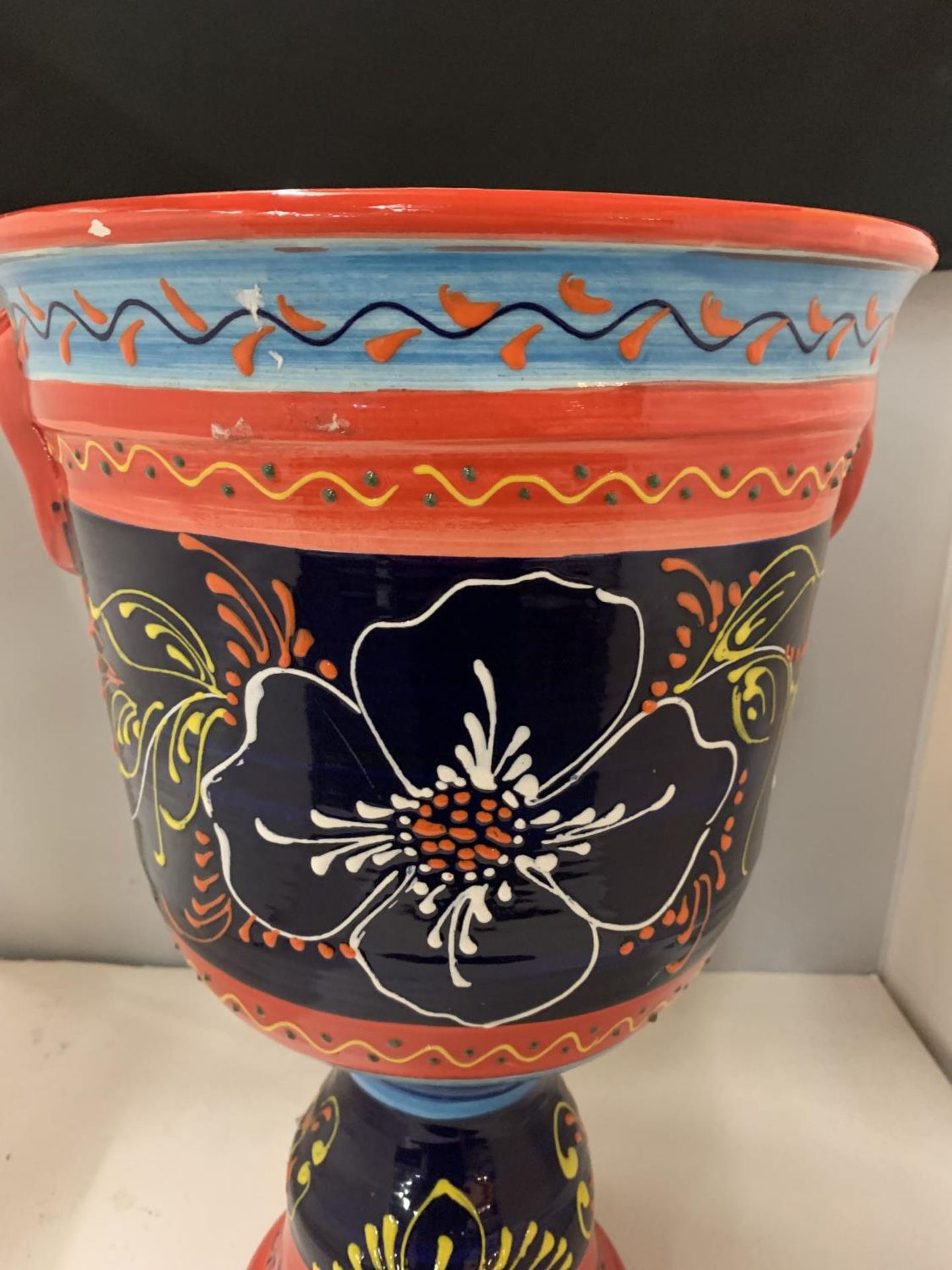 A HIGHLY DECORATED URN/PLANTER, HEIGHT 43CM, DIAMETER 27CM - Image 2 of 4