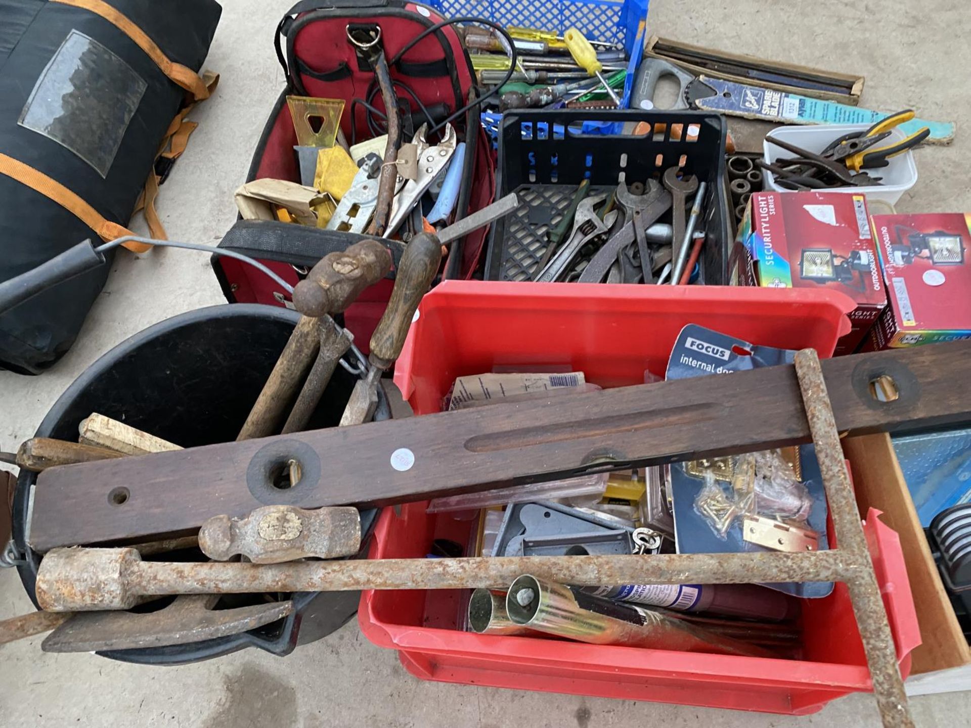 A LARGE ASSORTMENT OF VINTAGE HAND TOOLS TO INCLUDE SPANNERS, SCREW DRIVERS AND HAMMERS ETC - Image 2 of 9