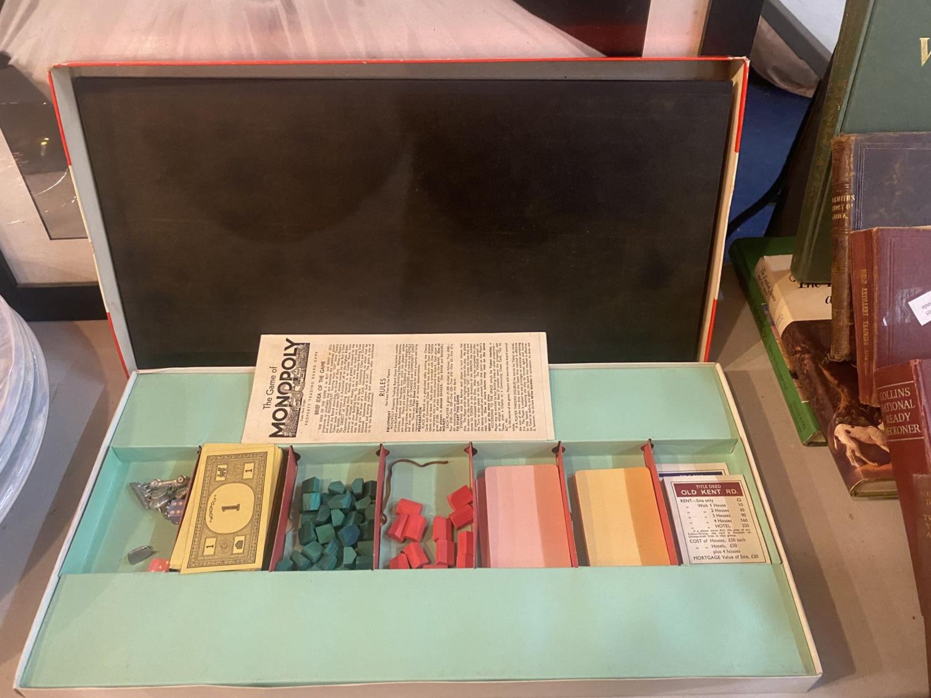 A VINTAGE MONOPOLY SET, COMPACT MECHANICAL ENGINEER SET AND AN ELECTRONIC PROJECT KIT - Image 4 of 4