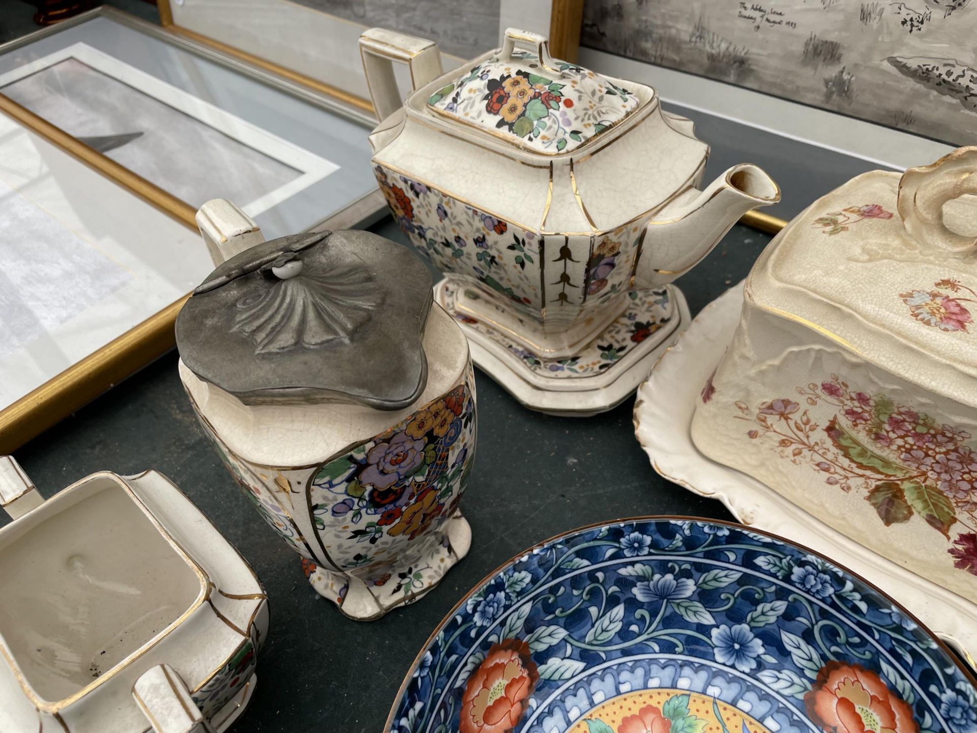 AN ASSORTMENT OF CERAMIC WARE TO INCLUDE A BLUE AND WHITE LIDDED GINGER JAR, A CHEESE DISH AND AN - Image 3 of 5