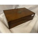 A MAHOGANY HINGE LIDDED WOODEN DOCUMENT BOX WITH BRASS PLAQUE 32.5CM X 10CM X 20CM TOGETHER WITH