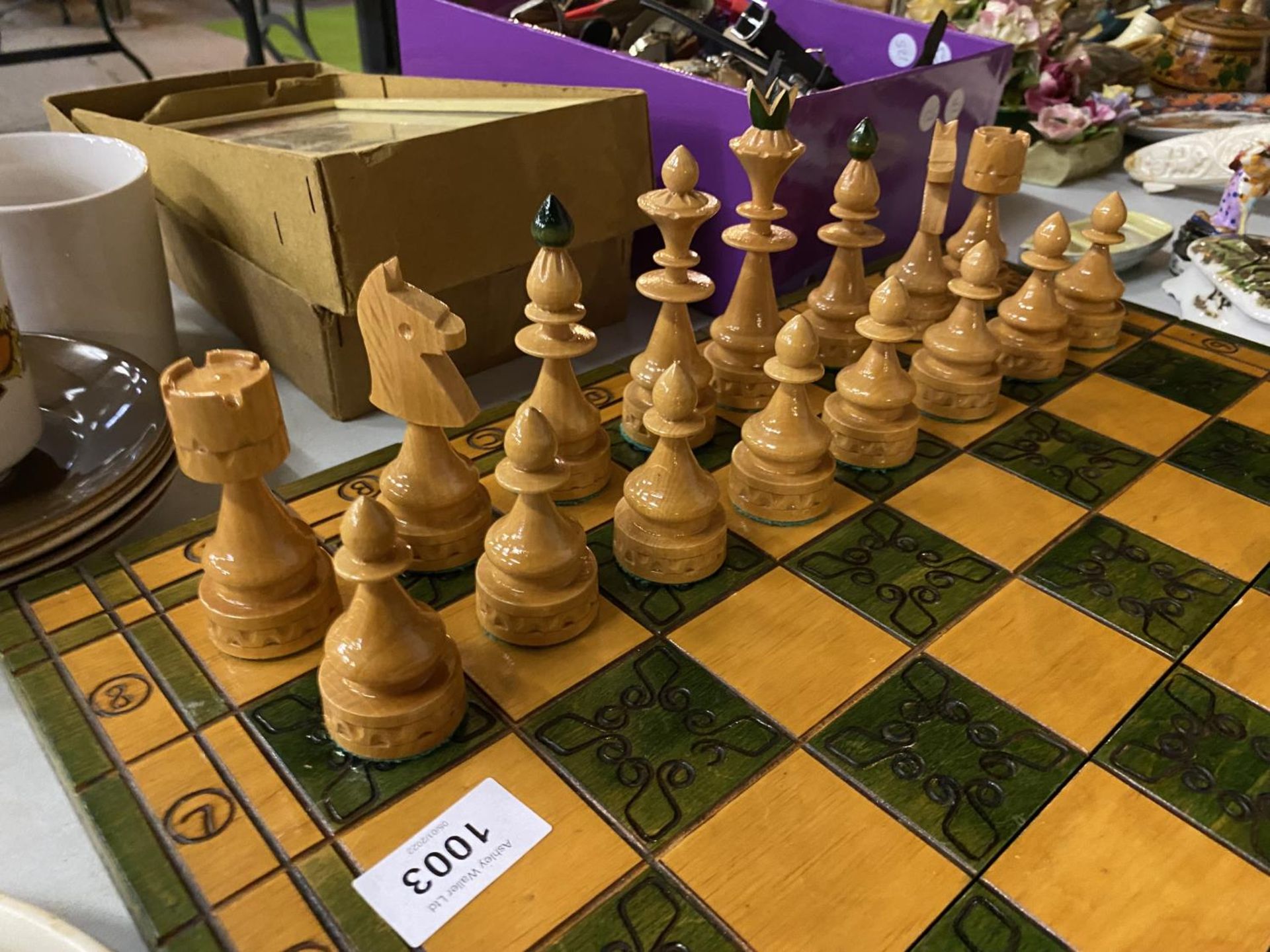 A GREEN AND WHITE WOODEN CHESS SET AND PIECES WHICH FOLDS AWAY - Image 2 of 3