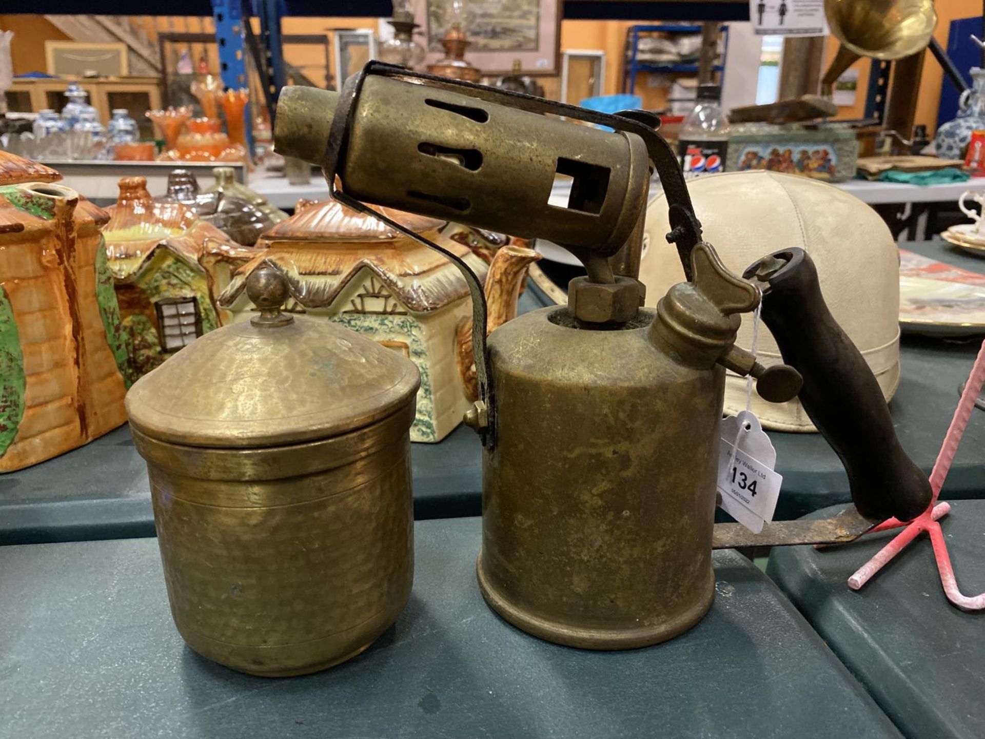 A VINTAGE BRASS BLOW TORCH TOGETHER WITH A BRASS LIDDED POT - Image 2 of 2