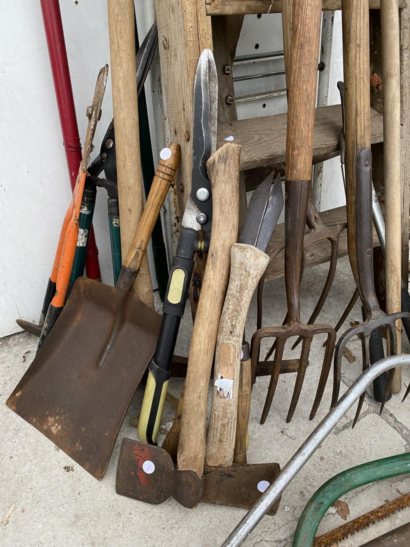 AN ASSORTMENT OF VINTAGE TOOLS TO INCLUDE A WOODEN STEP LADDER, FORKS AND SHOVELS ETC - Image 2 of 5