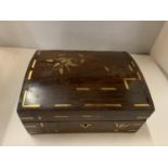 AN INLAID LIDDED BOX WITH CONTENTS TO INCLUDE A VARIETY OF COSTUME JEWELLERY