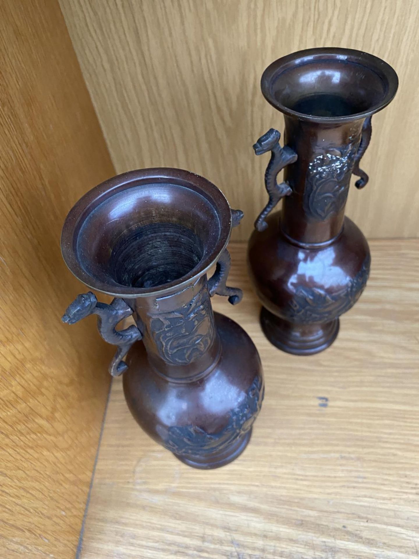 A PAIR OF DECORATIVE BRONZE BUD VASES - Image 2 of 2