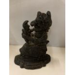 A HEAVY CAST IRON DOORSTOP IN THE FORM OF PUNCH AND JUDY, HEIGHT 29CM