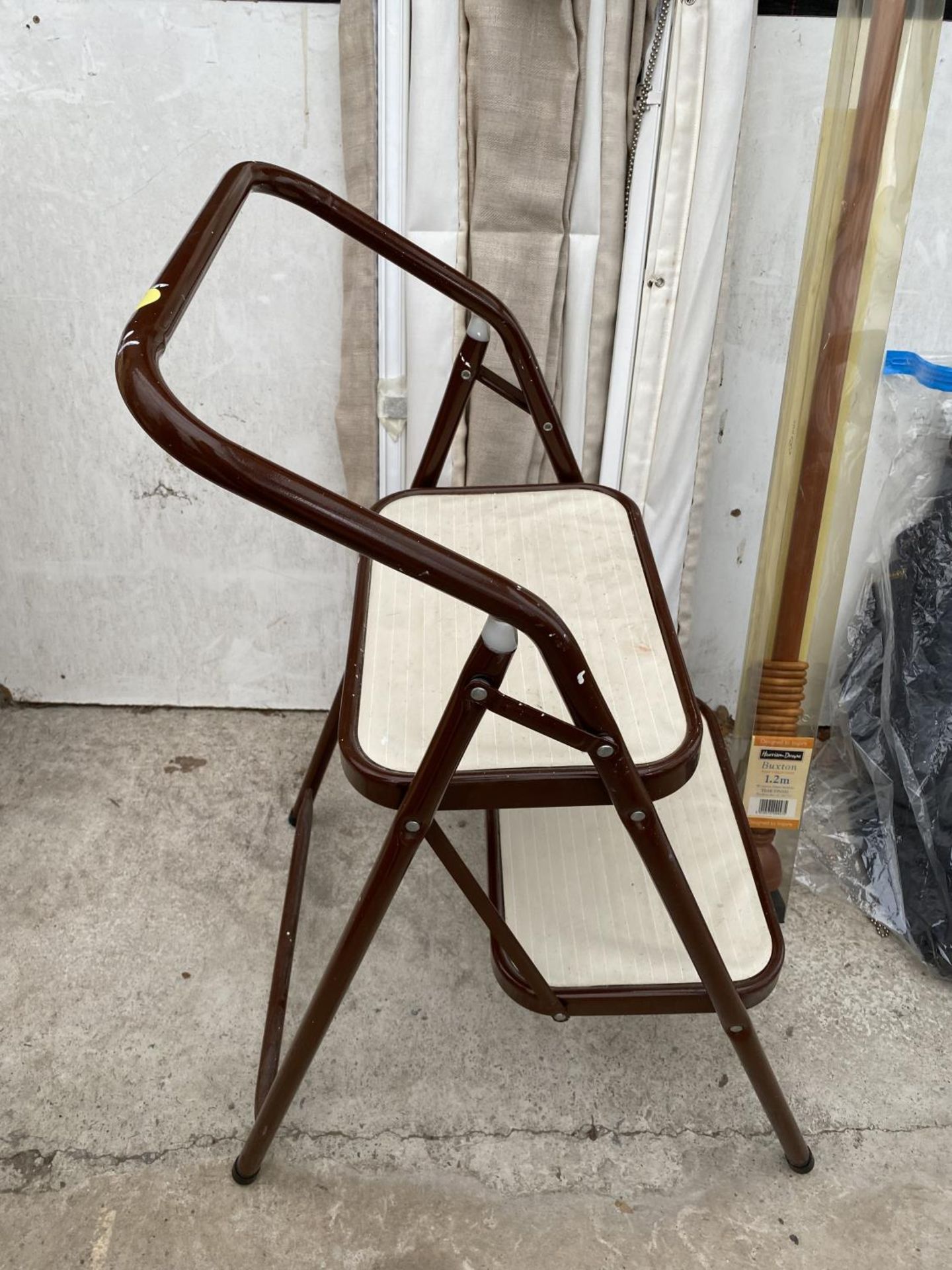 A BOXED WOODEN CURTAIN RAIL, BLINDS AND A SMALL STEP LADDER - Image 5 of 8