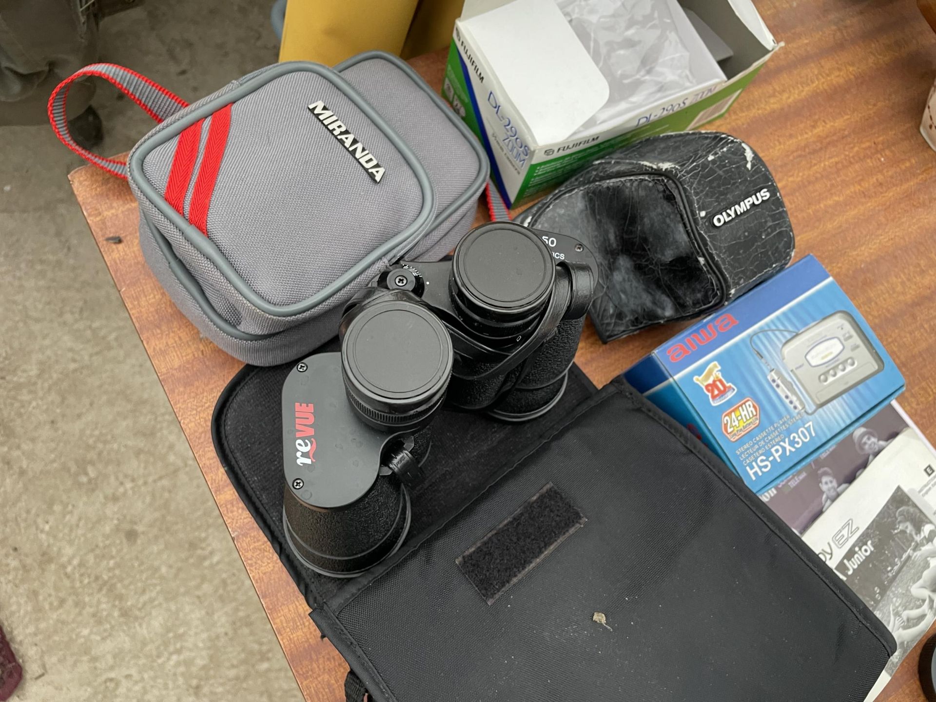 AN ASSORTMENT OF PHOTOGRAPHY EQUIPMENT TO INCLUDE A MIRANDA FLASH, OLYMPUS LENS AND AN OLYMPUS - Image 4 of 4