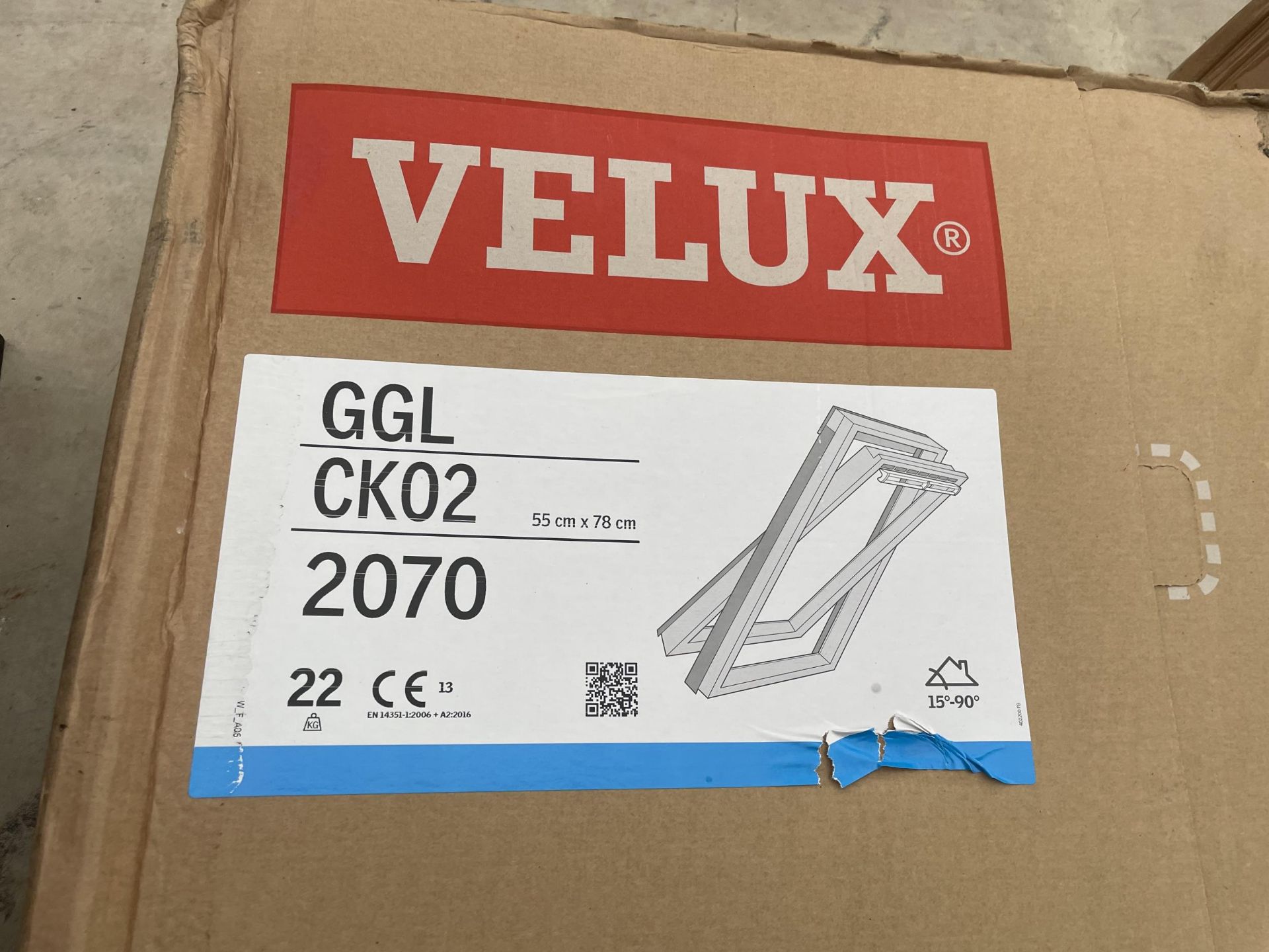 A VELUX WINDOW 55CM X 78CM AND FITTINGS - Image 2 of 3
