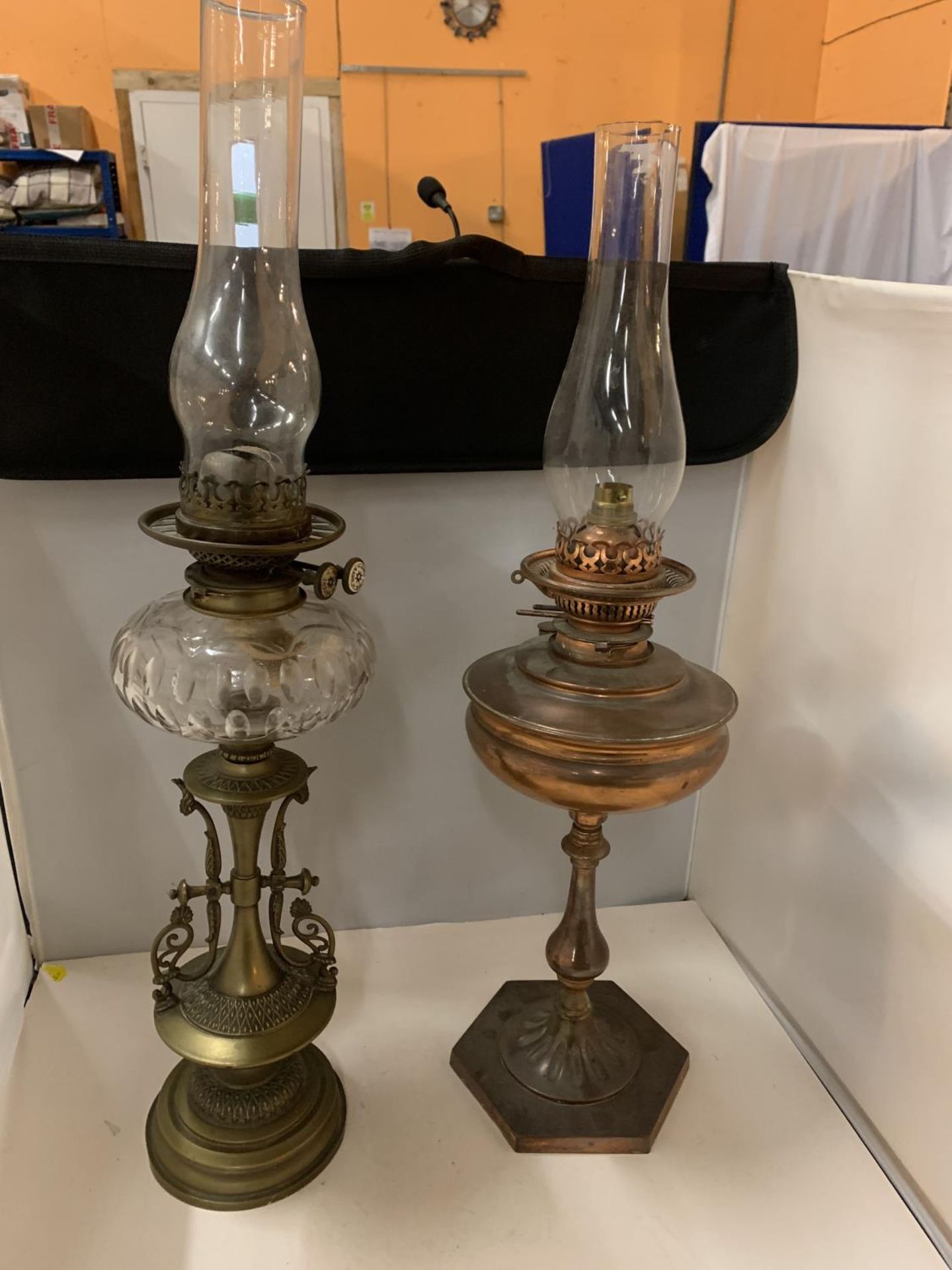 TWO DECORATIVE OIL LAMPS, ONE COPPER EXAMPLE, ONE DECORATIVE 'JAMES HINKS & SONS' BRASS AND GLASS