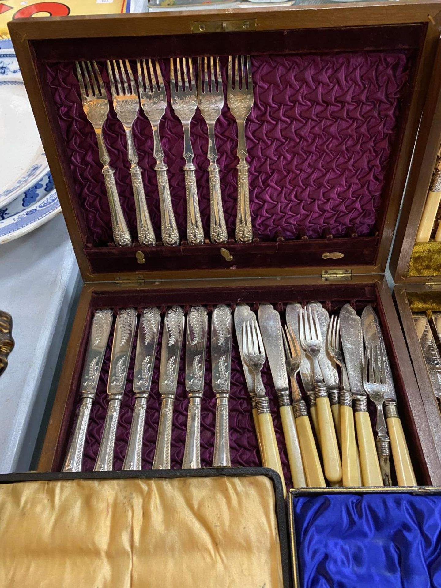 VARIOUS CASED SETS OF FLATWARE TO INCLUDE KNIVES, FORKS, TEASPOONS AND FURTHER CASED PLIERS ETC. - Image 6 of 6