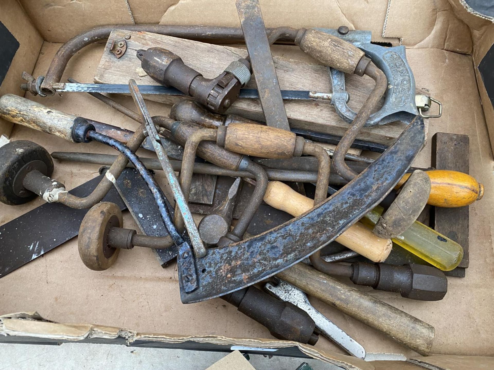 TWO PAIRS OF DECORATIVE CAST WALL BRACKETS AND AN ASSORTMENT OF VINTAGE HAND TOOLS - Image 3 of 3