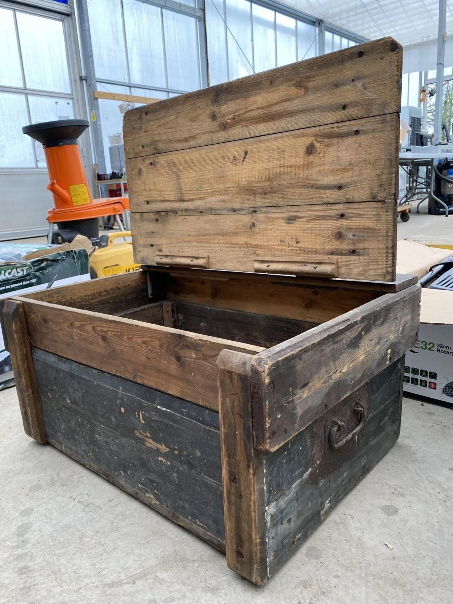 A VINTAGE WOODEN TOOL CHEST - Image 3 of 3