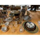 A COLLECTION OF CERAMICS AND GLASSWARE TO INCLUDE WEDGWOOD BOWLS, A ROYALDOULTON TOBY JUG, ALFRED