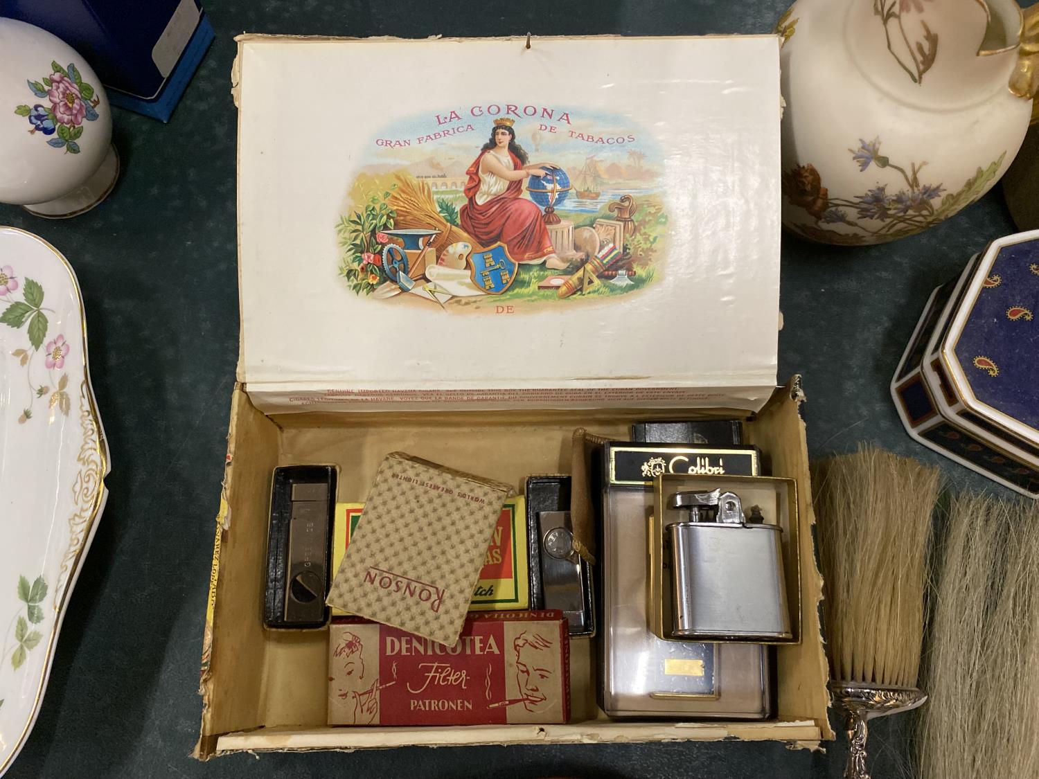 A VARIETY OF COLLECTABLES TO INCLUDE A SPODE PLATE, CIGARETTE LIGHTERS, A ROYAL WORCESTER JUG (A/F), - Image 3 of 5
