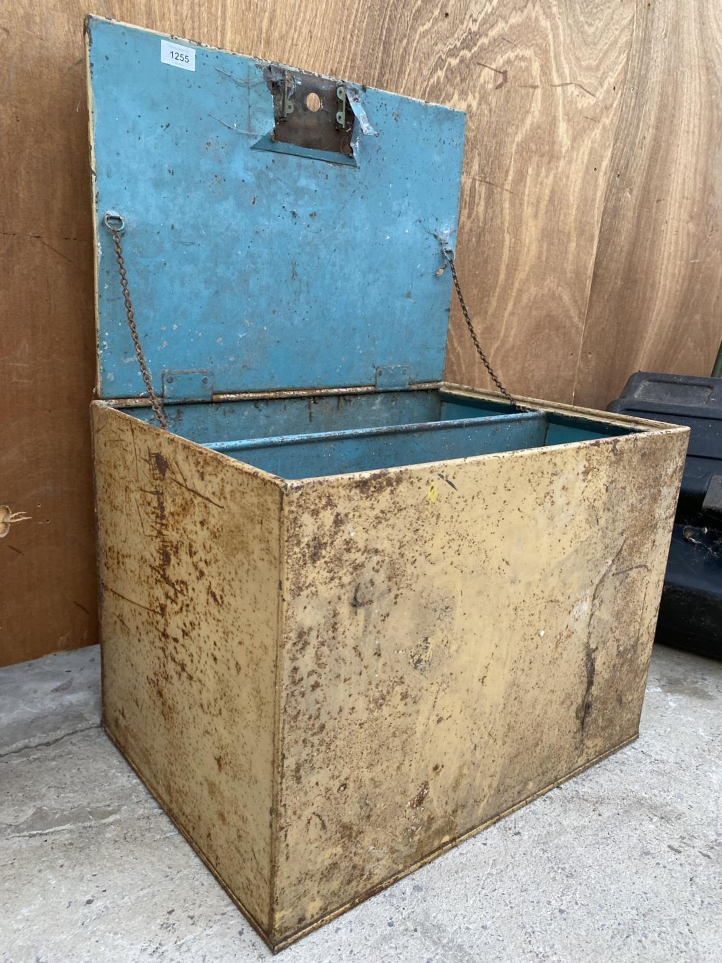 A VINTAGE METAL STORAGE CHEST TO INCLUDE VARIOUS TOOLS INCLUDE FILES, CLAMPS AND WRENCHES ETC - Image 3 of 3