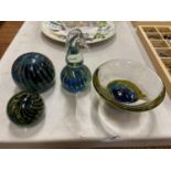 FOUR PIECES OF BLUE AND GREEN MDINA STYLE GLASS