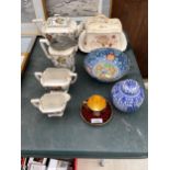 AN ASSORTMENT OF CERAMIC WARE TO INCLUDE A BLUE AND WHITE LIDDED GINGER JAR, A CHEESE DISH AND AN