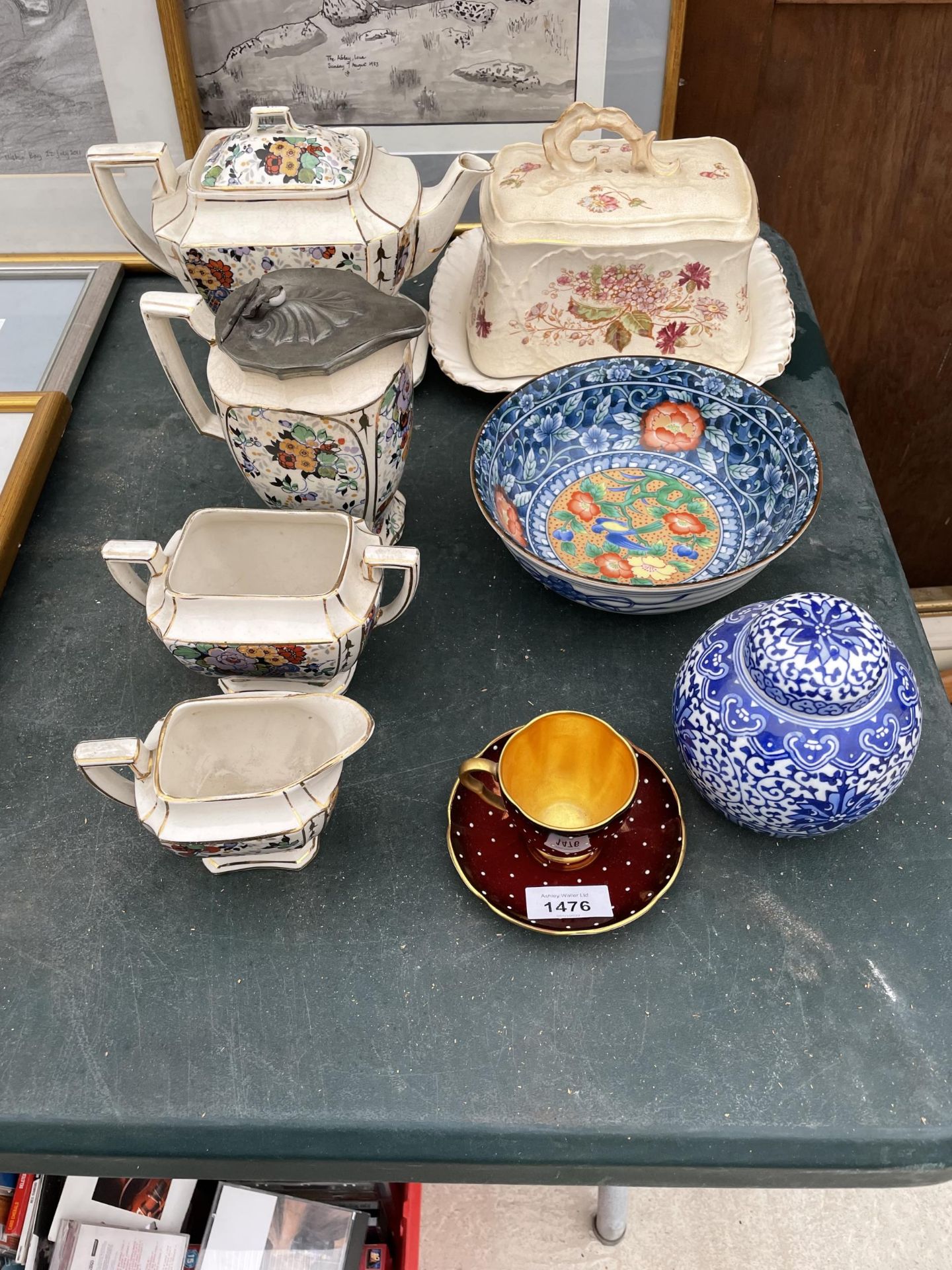 AN ASSORTMENT OF CERAMIC WARE TO INCLUDE A BLUE AND WHITE LIDDED GINGER JAR, A CHEESE DISH AND AN