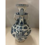 AN ORIENTAL STYLE BLUE AND WHITE TWIN HANDLED VASE, HEIGHT APPROX 35CM