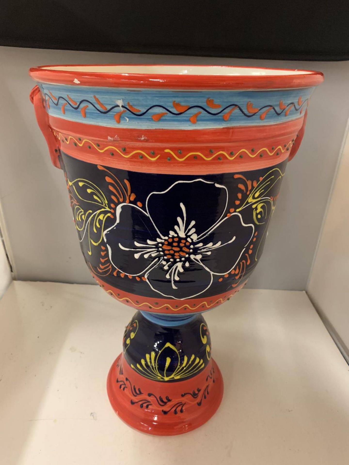 A HIGHLY DECORATED URN/PLANTER, HEIGHT 43CM, DIAMETER 27CM