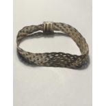 A MARKED 925 SILVER WEAVE DESIGN BRACLET