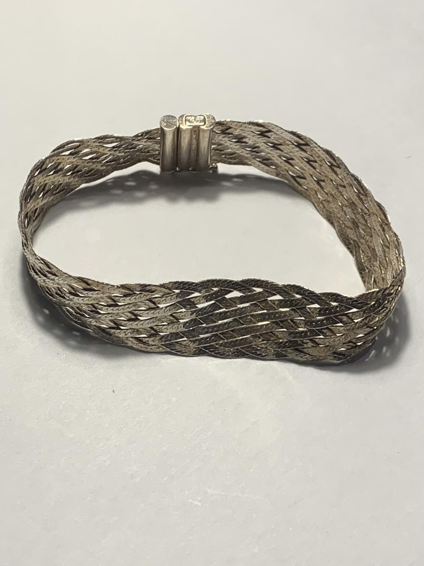 A MARKED 925 SILVER WEAVE DESIGN BRACLET