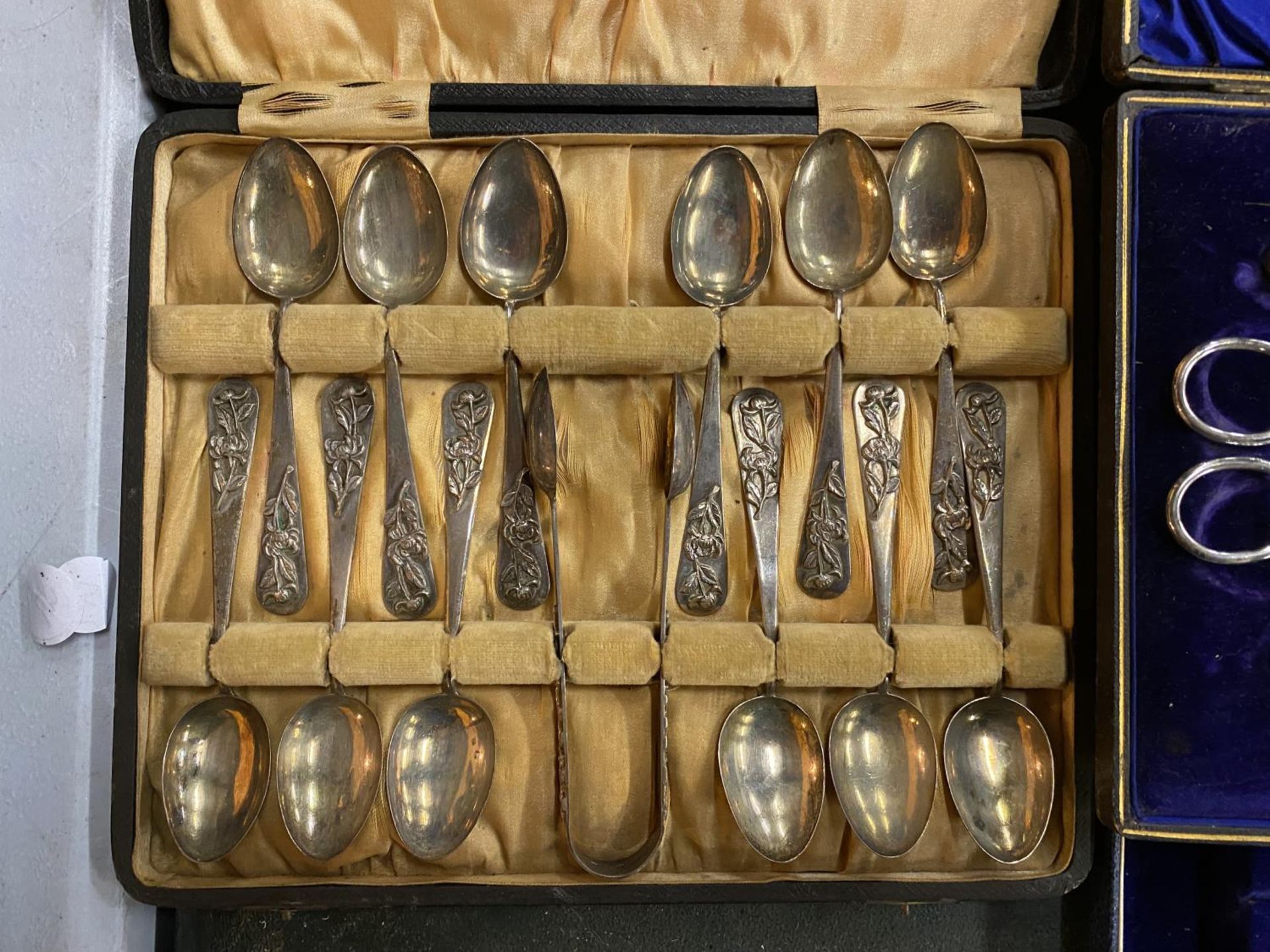 VARIOUS CASED SETS OF FLATWARE TO INCLUDE KNIVES, FORKS, TEASPOONS AND FURTHER CASED PLIERS ETC. - Image 2 of 6