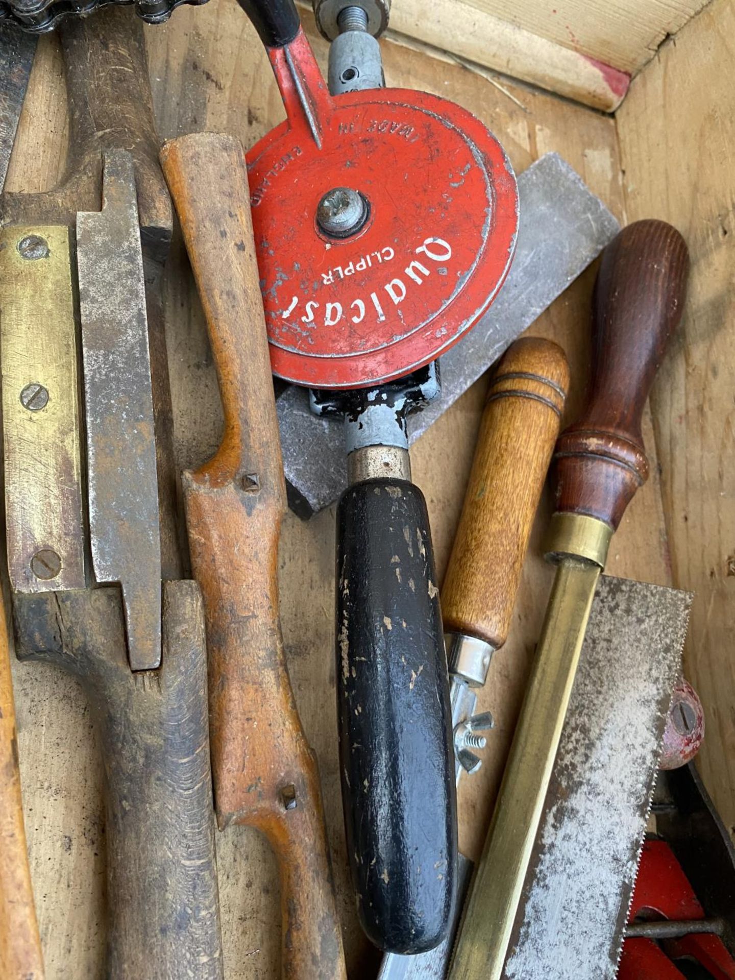 AN ASSORTMENT OF VINTAGE TOOLS TO INCLIUDE A WOOD PLANE, A BRACE DRILL AND SET SQUARES ETC - Image 3 of 5