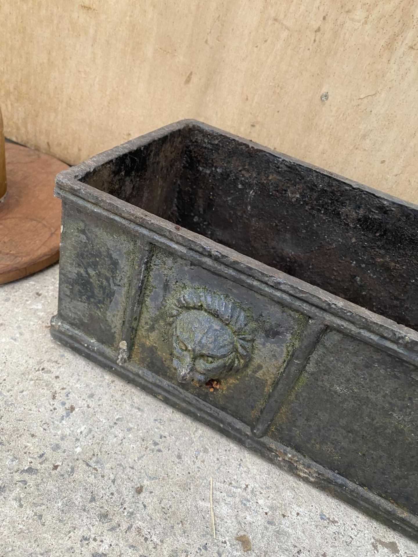 A VINTAGE HEAVY CAST IRON WINDOW BOX PLANTER WITH LION HEAD DECORATION - Image 2 of 4