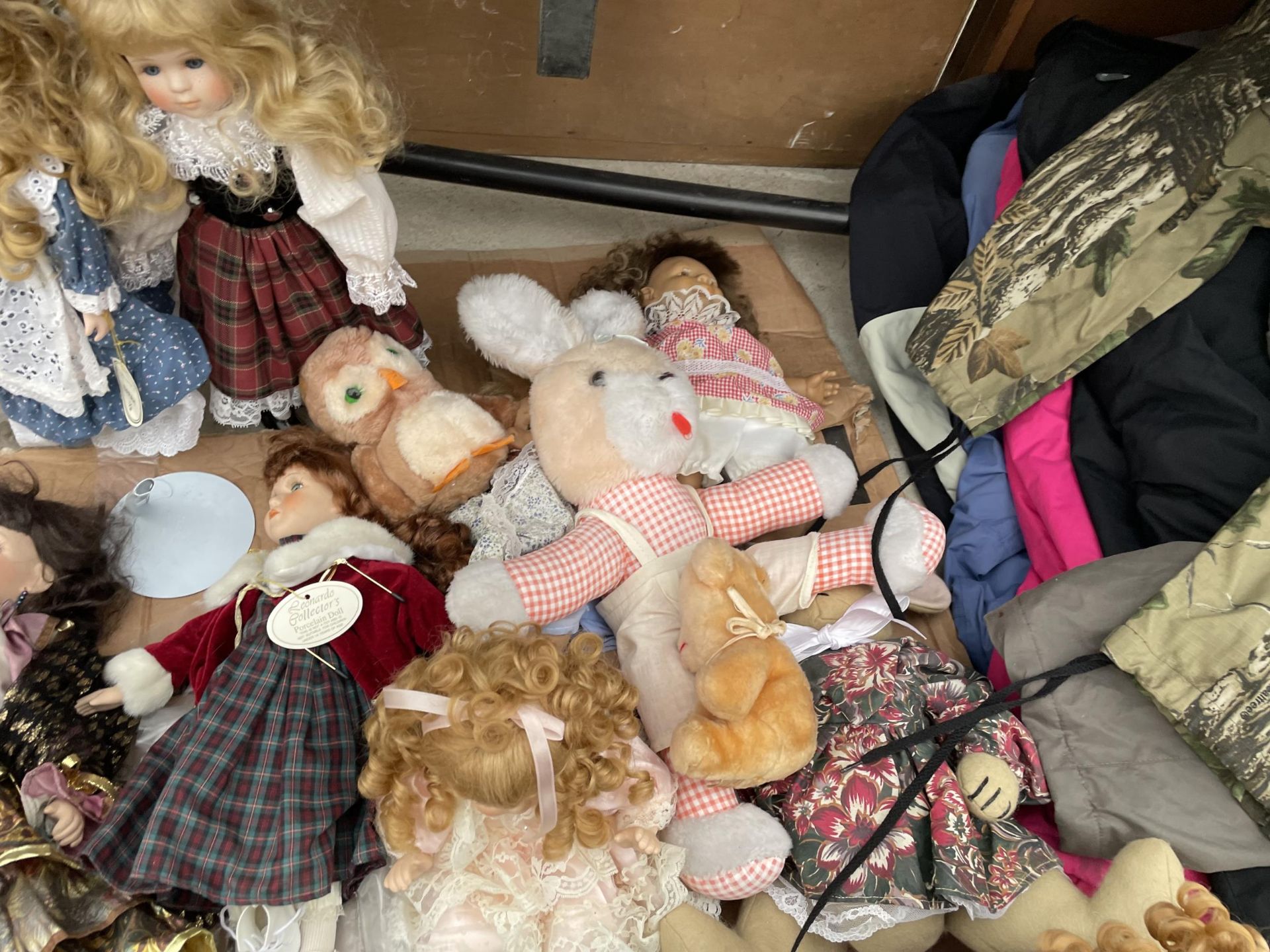 AN ASSORTMENT OF PORCELIN DOLLS AND TEDDIES ETC - Image 3 of 4