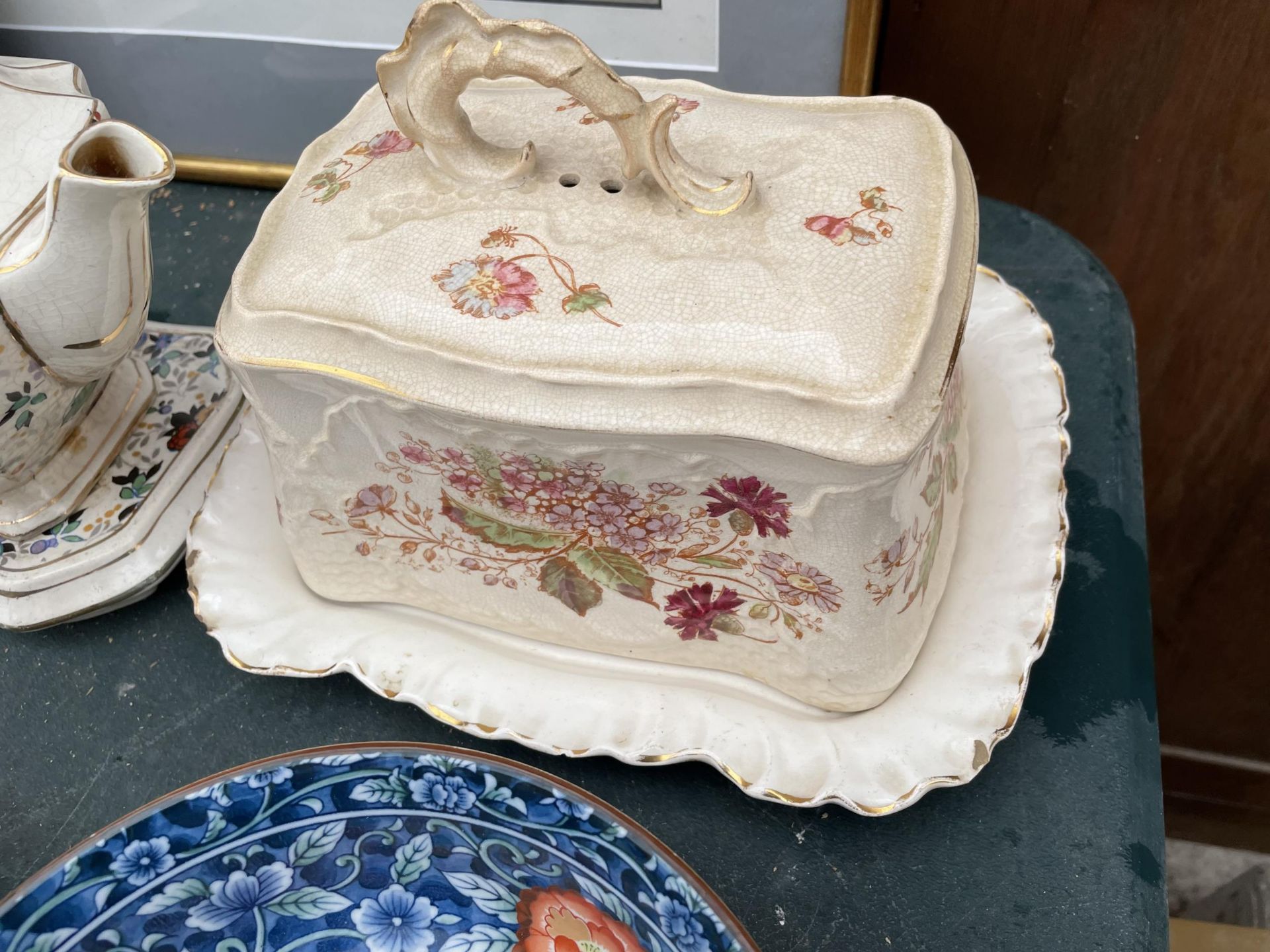 AN ASSORTMENT OF CERAMIC WARE TO INCLUDE A BLUE AND WHITE LIDDED GINGER JAR, A CHEESE DISH AND AN - Image 4 of 5