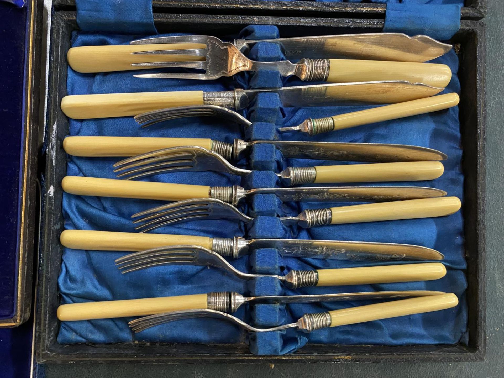 VARIOUS CASED SETS OF FLATWARE TO INCLUDE KNIVES, FORKS, TEASPOONS AND FURTHER CASED PLIERS ETC. - Image 4 of 6