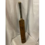 A 1938 GRADIDGE CRICKET BAT SIGNED BY SIR LEN HUTTON