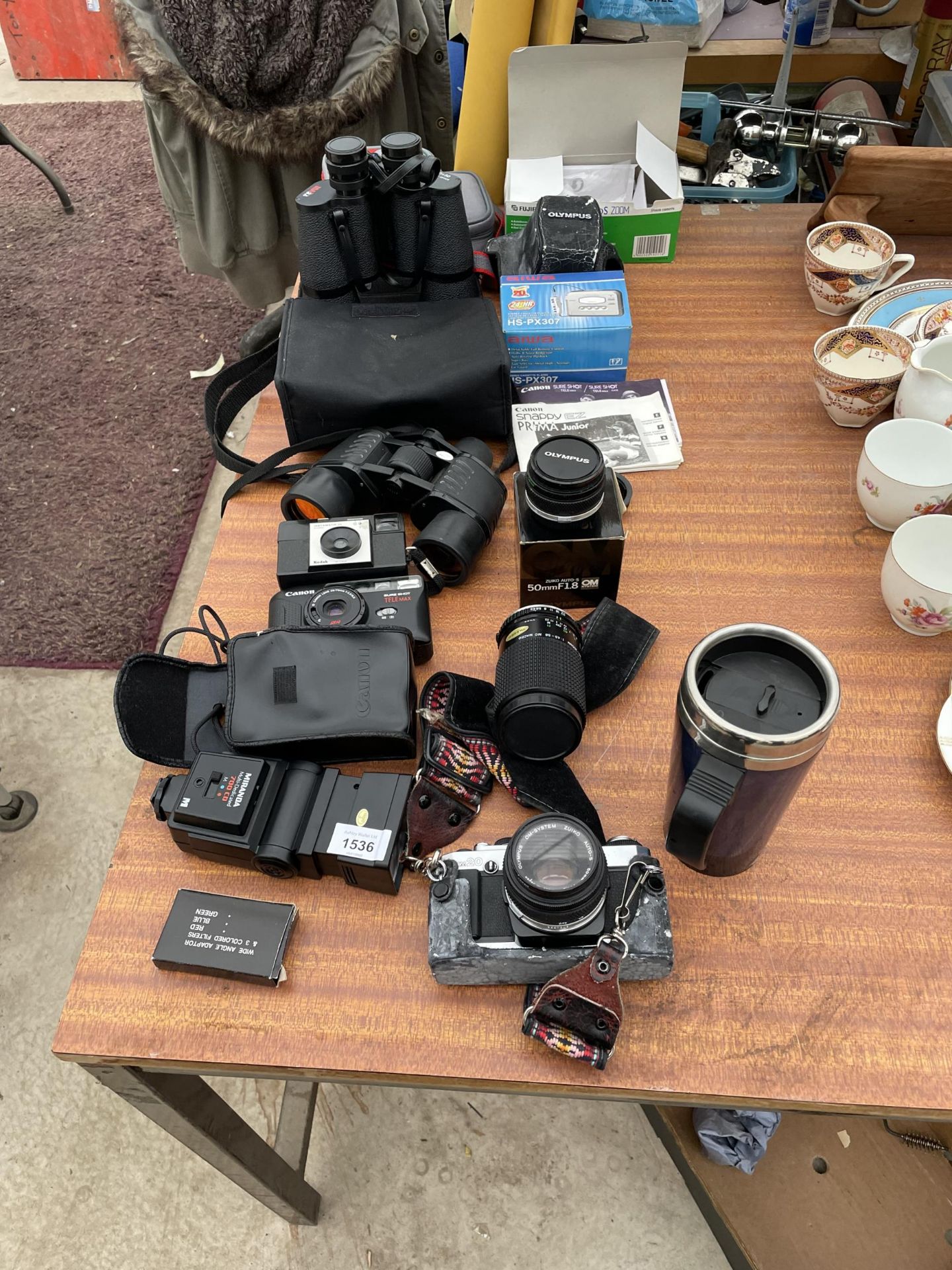 AN ASSORTMENT OF PHOTOGRAPHY EQUIPMENT TO INCLUDE A MIRANDA FLASH, OLYMPUS LENS AND AN OLYMPUS