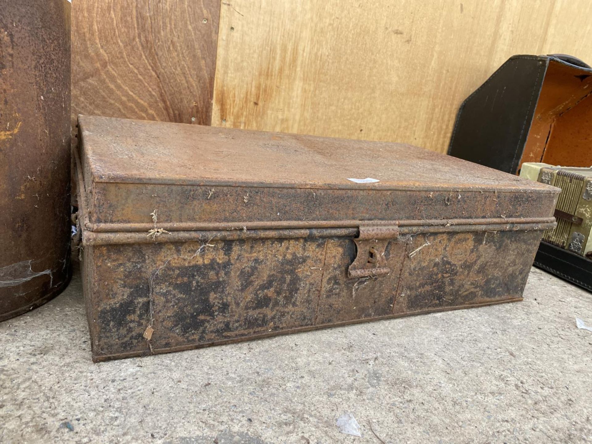 A VINTAGE METAL STORAGE TRUNK AND A FURTHER VINTAGE OIL DRUM - Image 3 of 4
