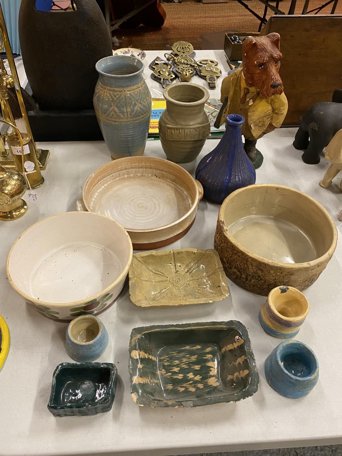 A MIXED COLLECTION OF POTTERY ITEMS INCLUDING VASES, BOWLS AND TRINKET DISHES ETC.