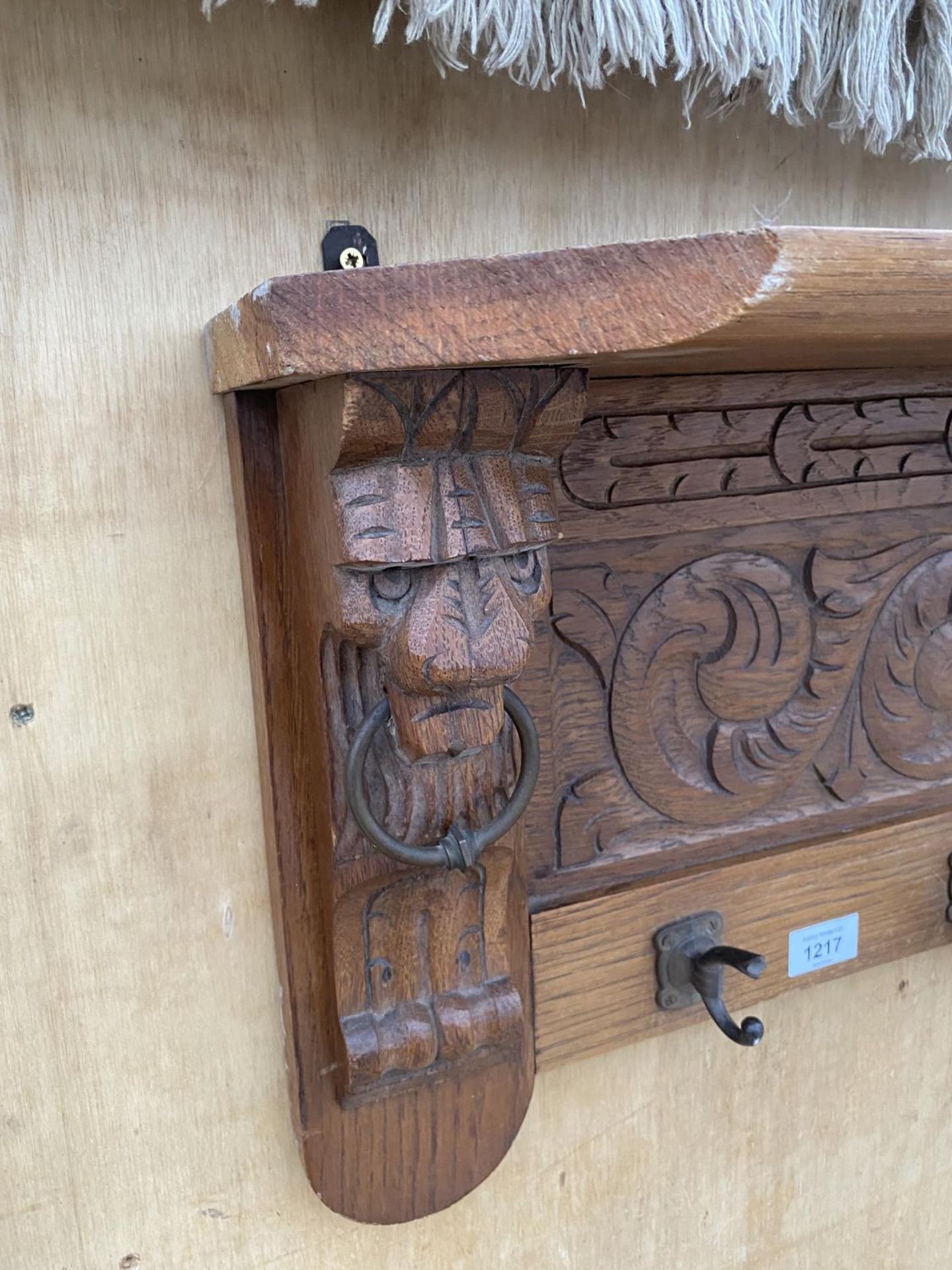 A WOODEN WALL SHELF WITH LOWER COAT HOOK SECTION WITH CARVED LION HEAD DETAIL - Image 2 of 4