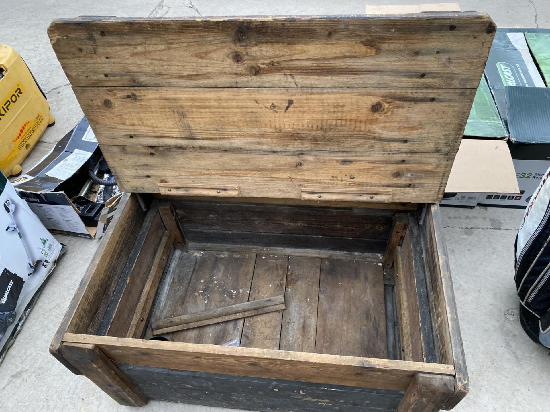 A VINTAGE WOODEN TOOL CHEST - Image 2 of 3