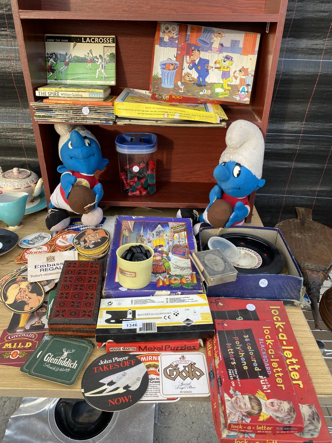 A LARGE ASSORTMENT OF ITEMS TO INCLUDE CHESS PIECES, TWO SMURF SOFT TOYS AND VARIOUS RETRO BEER MATS