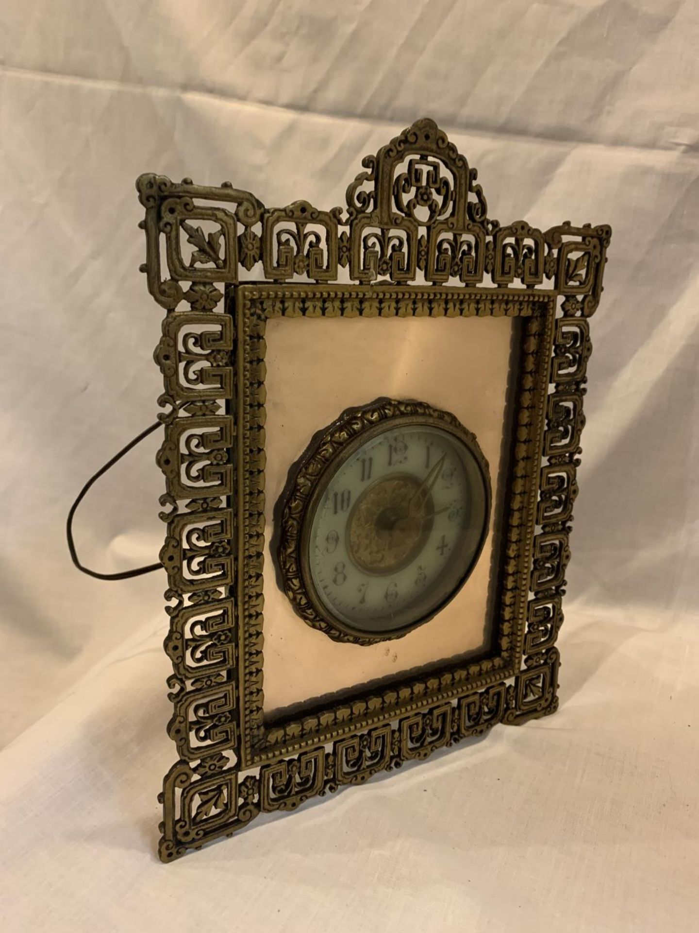 A VINTAGE DECORATIVE ELECTRIC MANTLE CLOCK WITH GILT FRAME AND FACE