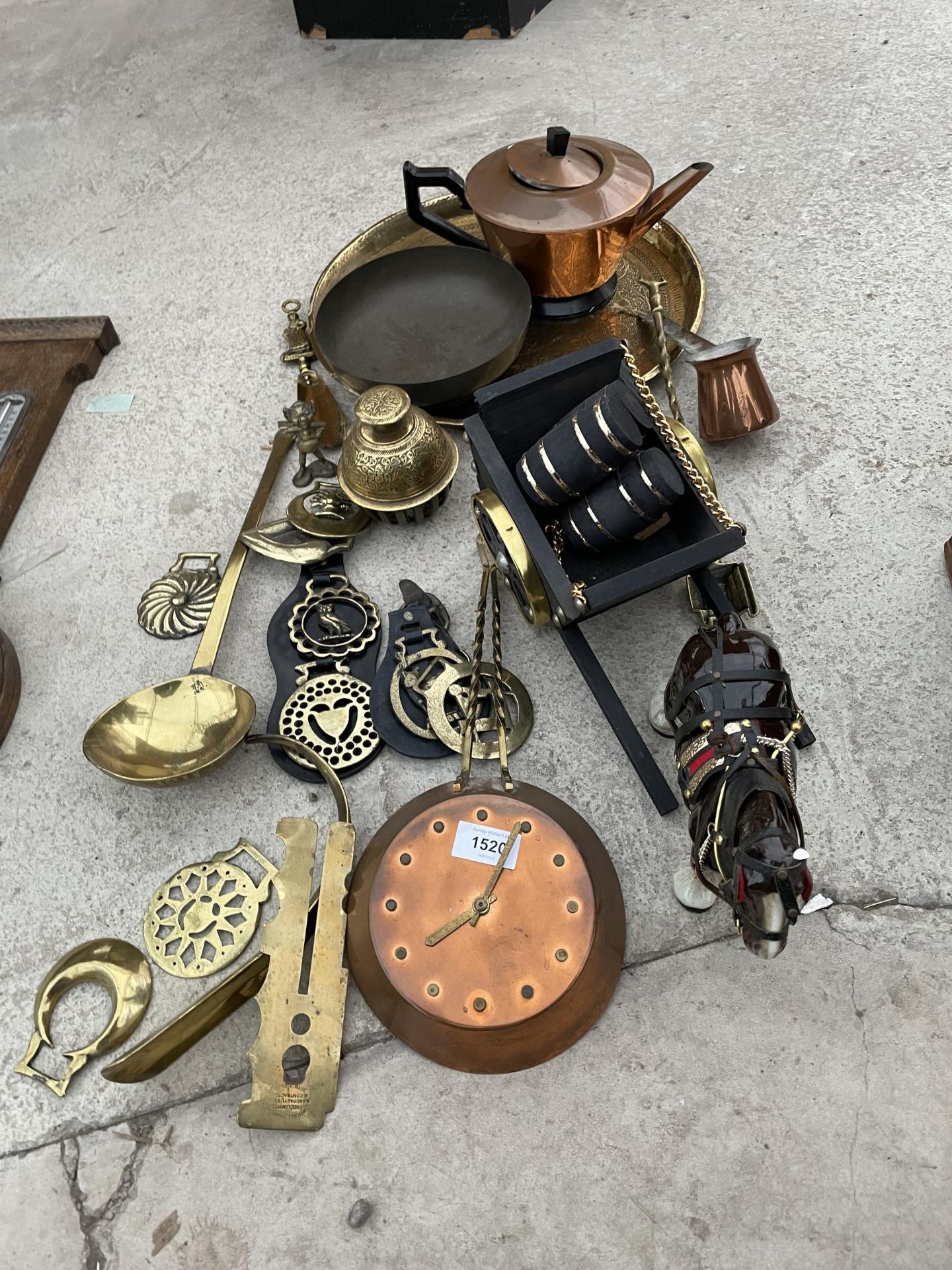 AN ASSORTMENT OF BRASS AND COPPER TO INCLUDE A COPPER KETTLE, A BRASS CHARGER AND HORSE BRASSES ETC
