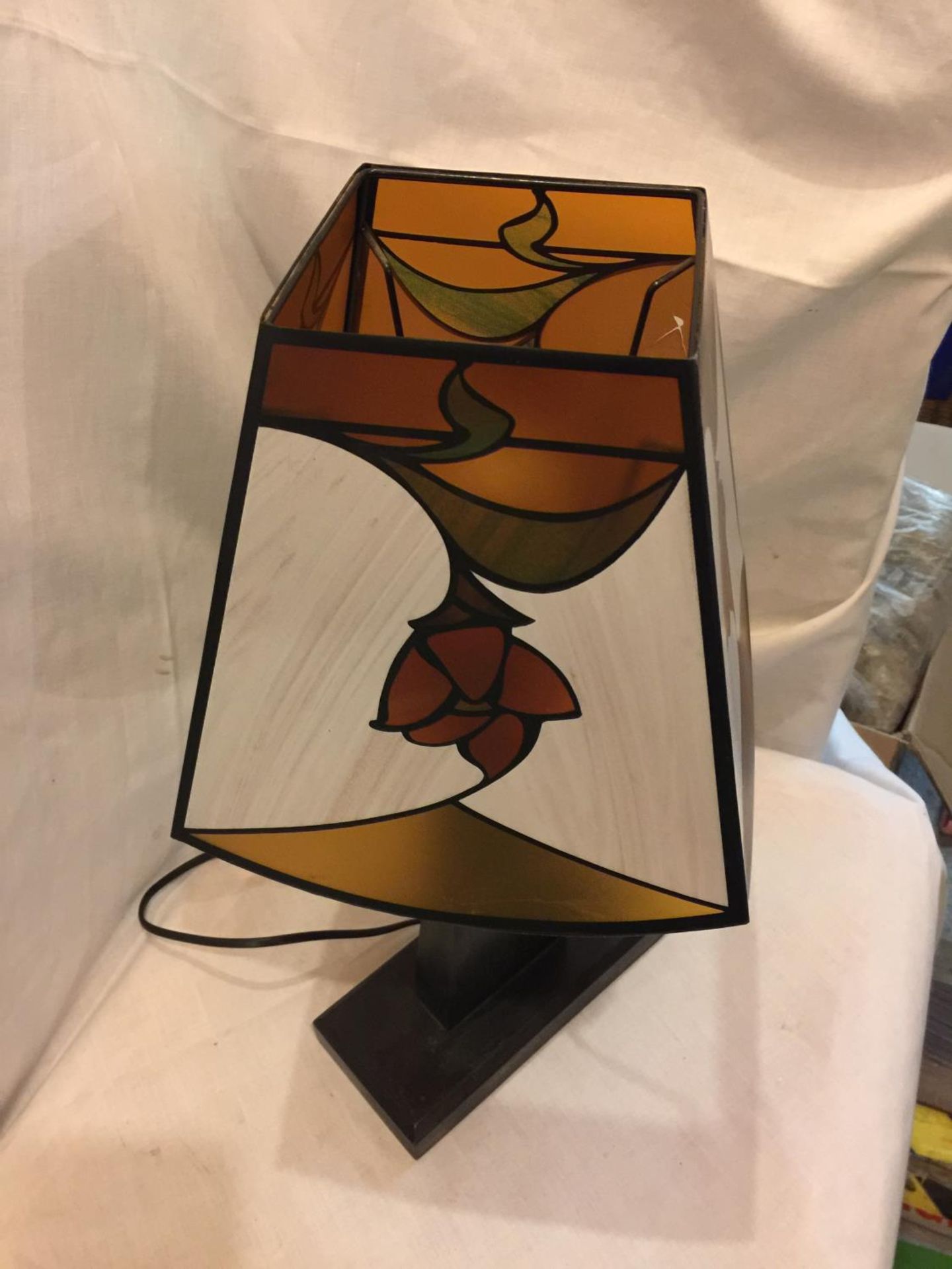 AN ART DECO STYLE TABLE LAMP - Image 3 of 4