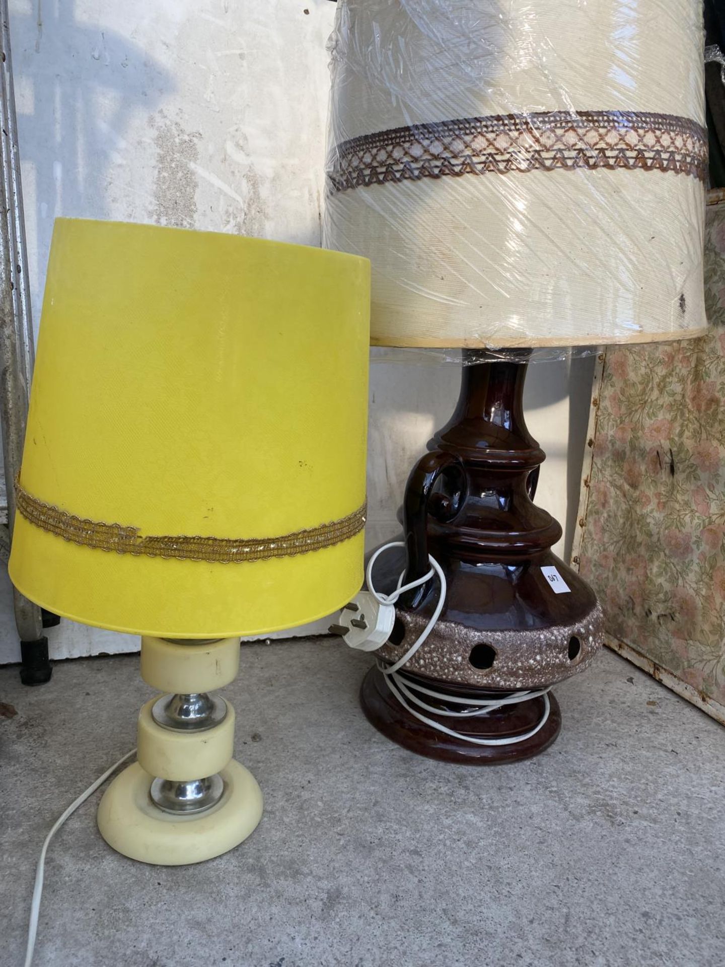 TWO DECORATIVE CERAMIC LAMPS TO INCLUDE ONE LARGE AND ONE SMALL - Image 2 of 3
