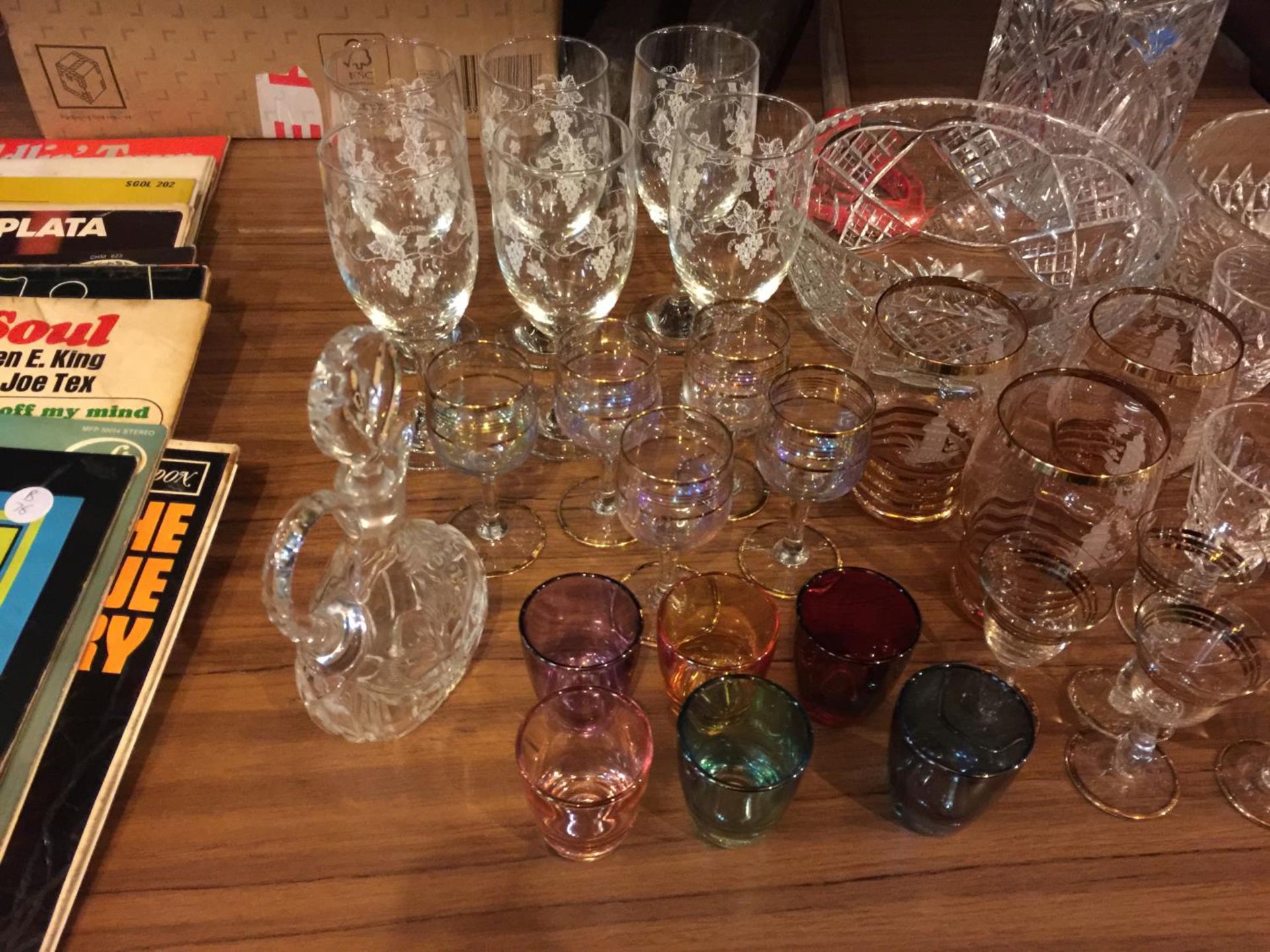 A QUANTITY OF GLASSES TO INCLUDE WINE, SHERRY, LIQUOR, BOWLS, DECANTER, ETC - Image 2 of 4