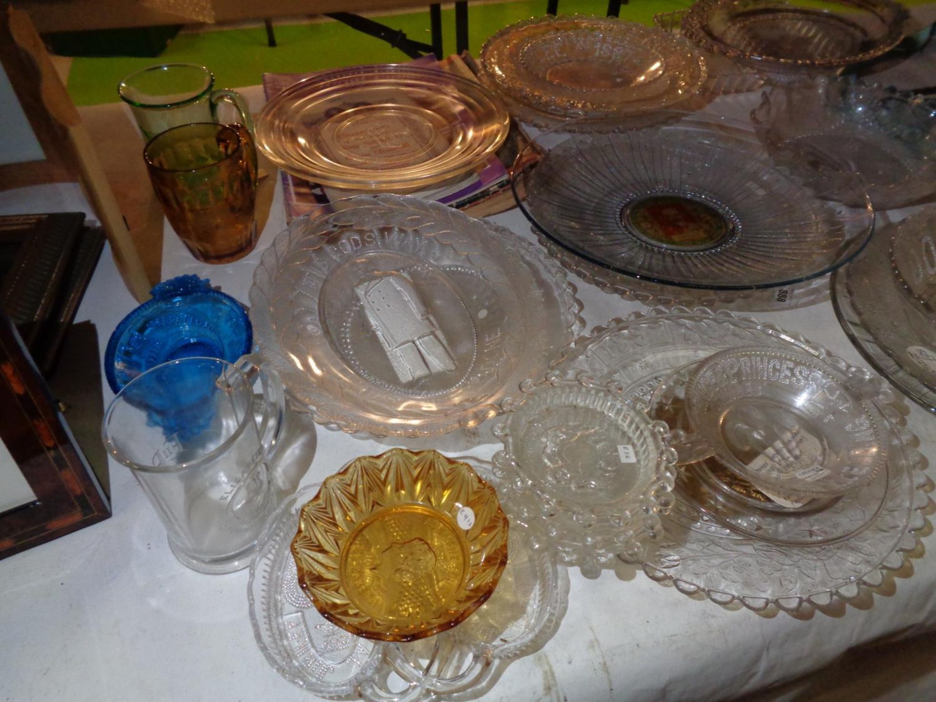 A SELECTION OF DECORATIVE CLEAR GLASS DISHES, PLATES ETC - Image 3 of 3